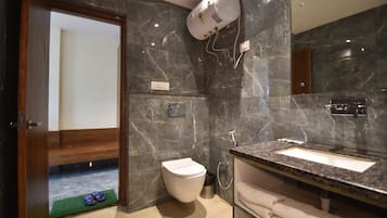 Shower, free toiletries