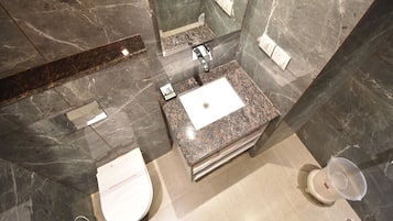 Shower, free toiletries