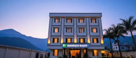 Fachada de la propiedad por la tarde o noche