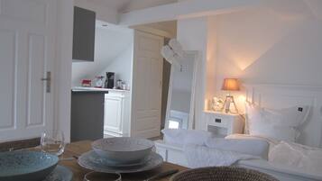 Deluxe Apartment | Living area | Flat-screen TV