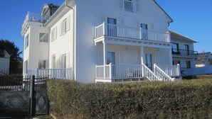 A two-story white building with a balcony on the second floor. - Haus Grünewald Unsleben (Unsleben)