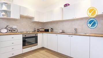 Departamento | Cocina privada | Refrigerador con congelador, microondas, horno y parrilla de estufa