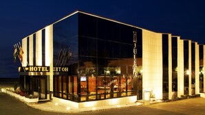 A modern hotel with a glass facade and a sign that reads "HOTEL LECHA". - Hotel Juleca (Jaén)