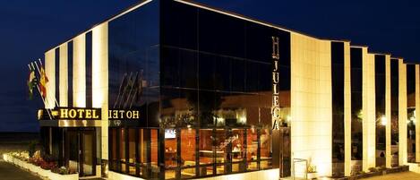 Facciata della struttura - sera/notte