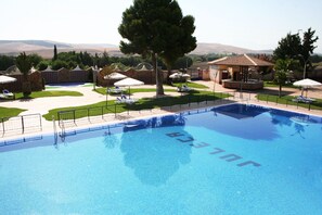 Piscine extérieure (ouverte en saison), parasols de plage