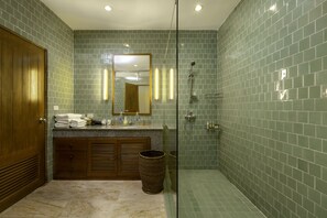 Villa (5 Bedrooms) | Salle de bain | Articles de toilette (gratuits), séchoir à cheveux, serviettes fournies