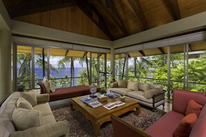 Villa (5 Bedrooms) | Living area | Smart TV, DVD player - Villa Praison (Si Sunthon)