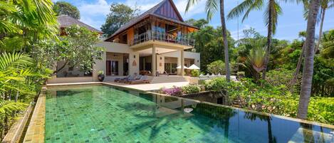 Outdoor pool, free pool cabanas, pool umbrellas