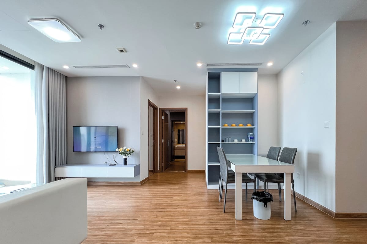 Căn hộ Cao cấp, 3 phòng ngủ, quang cảnh hồ, cao tầng | Khu phòng khách | Smart TV 55-inch có truyền hình kỹ thuật số, TV