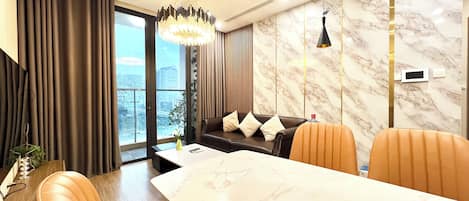Luxe appartement, 2 slaapkamers, uitzicht op stad, in toren | Woonruimte | Een 55-inch smart-tv met digitale zenders en een televisie