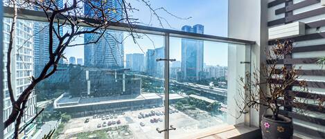Departamento de lujo, 2 habitaciones, vista a la ciudad, torre | Balcón