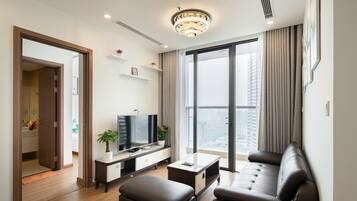 Apartemen Mewah, 2 kamar tidur, pemandangan kota, menara | Area keluarga | Smart TV 55-inci dengan saluran TV digital dan TV