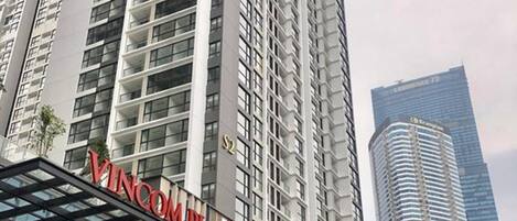 Un edificio de gran altura con un letrero llamativo de Vincom Plaza.