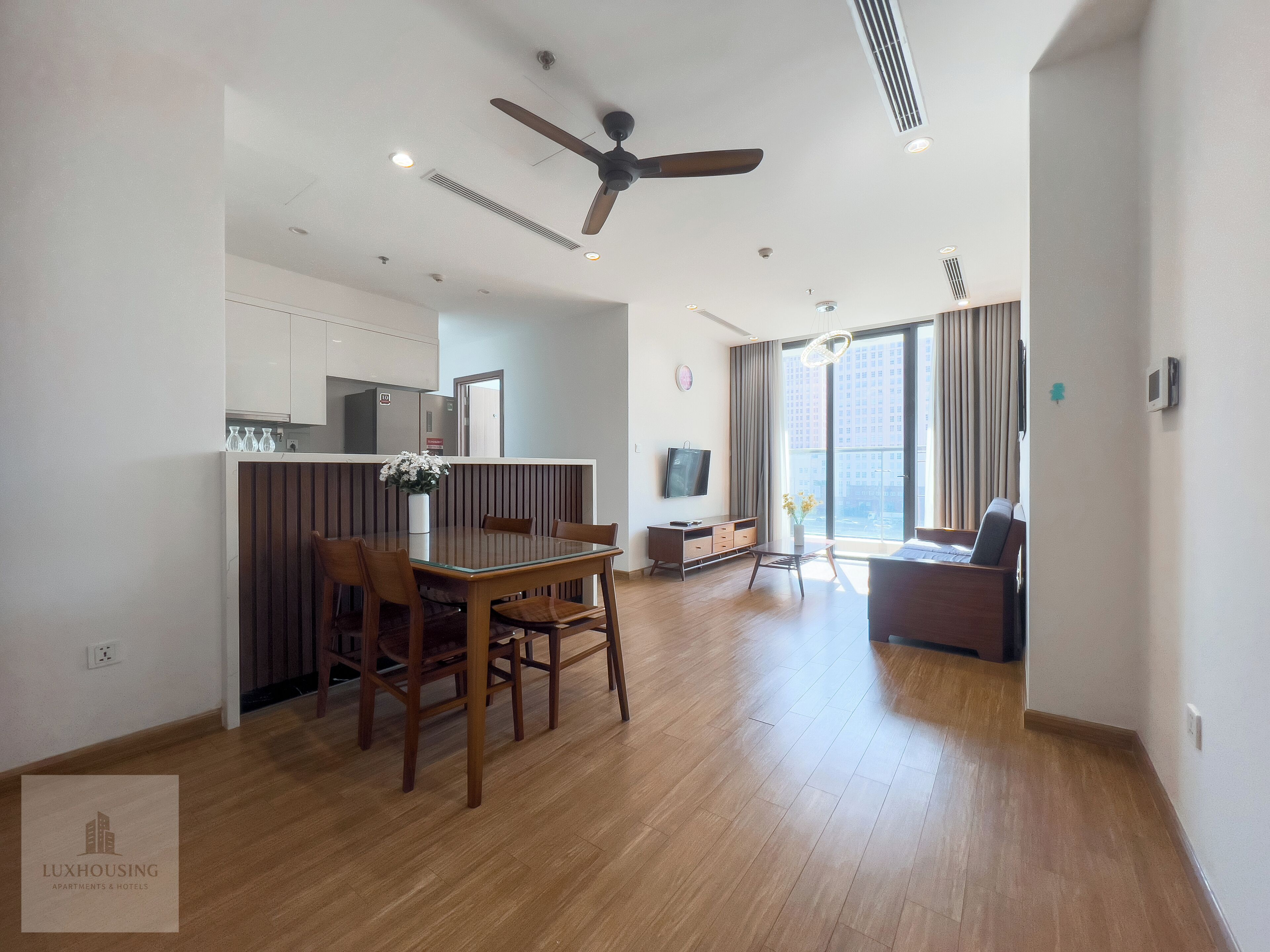 Un apartamento moderno con comedor, cocina, sala de estar y balcón.