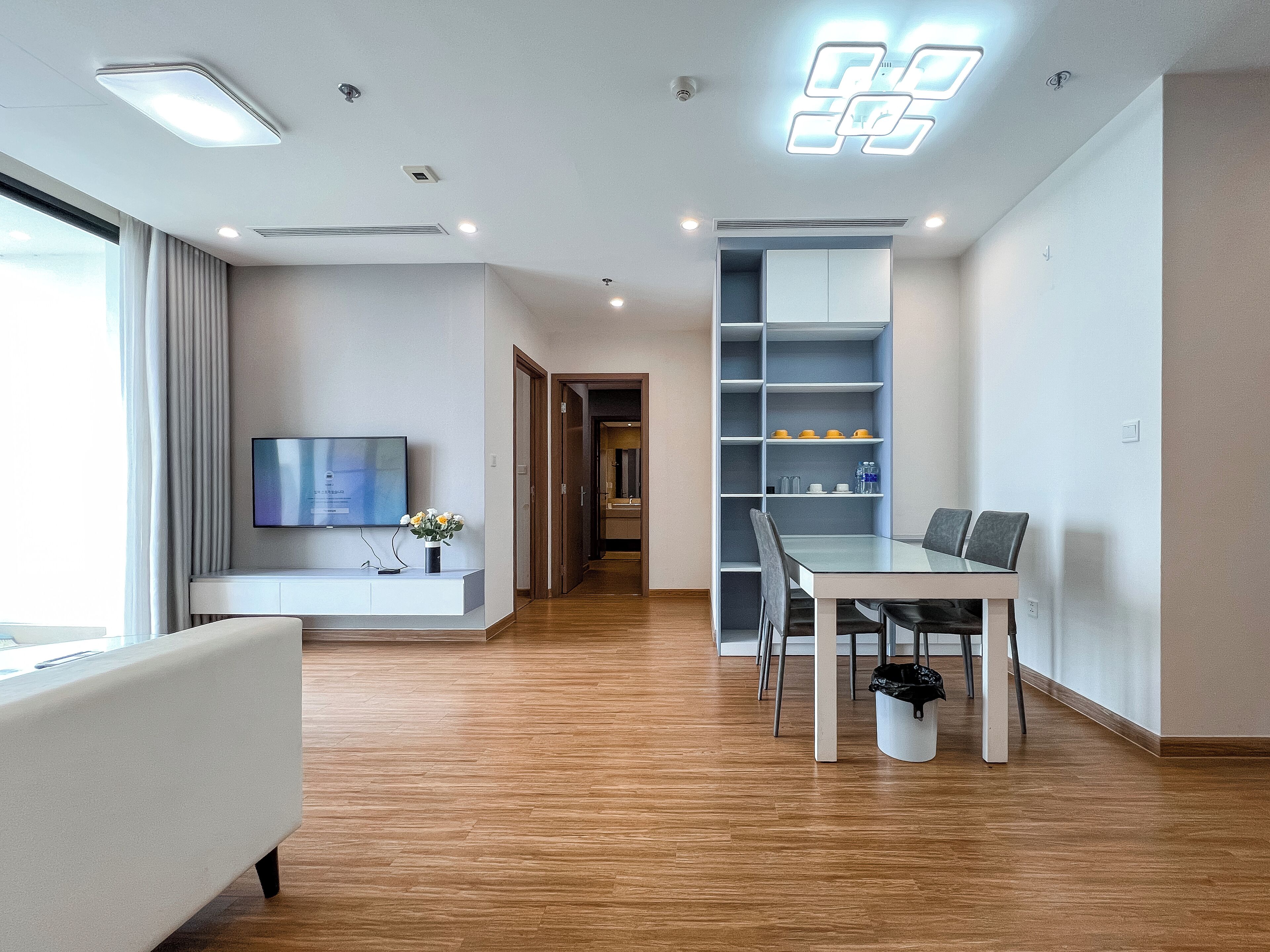 Luxe appartement, 3 slaapkamers, uitzicht op meer, in toren | Woonruimte | Een 55-inch smart-tv met digitale zenders en televisie