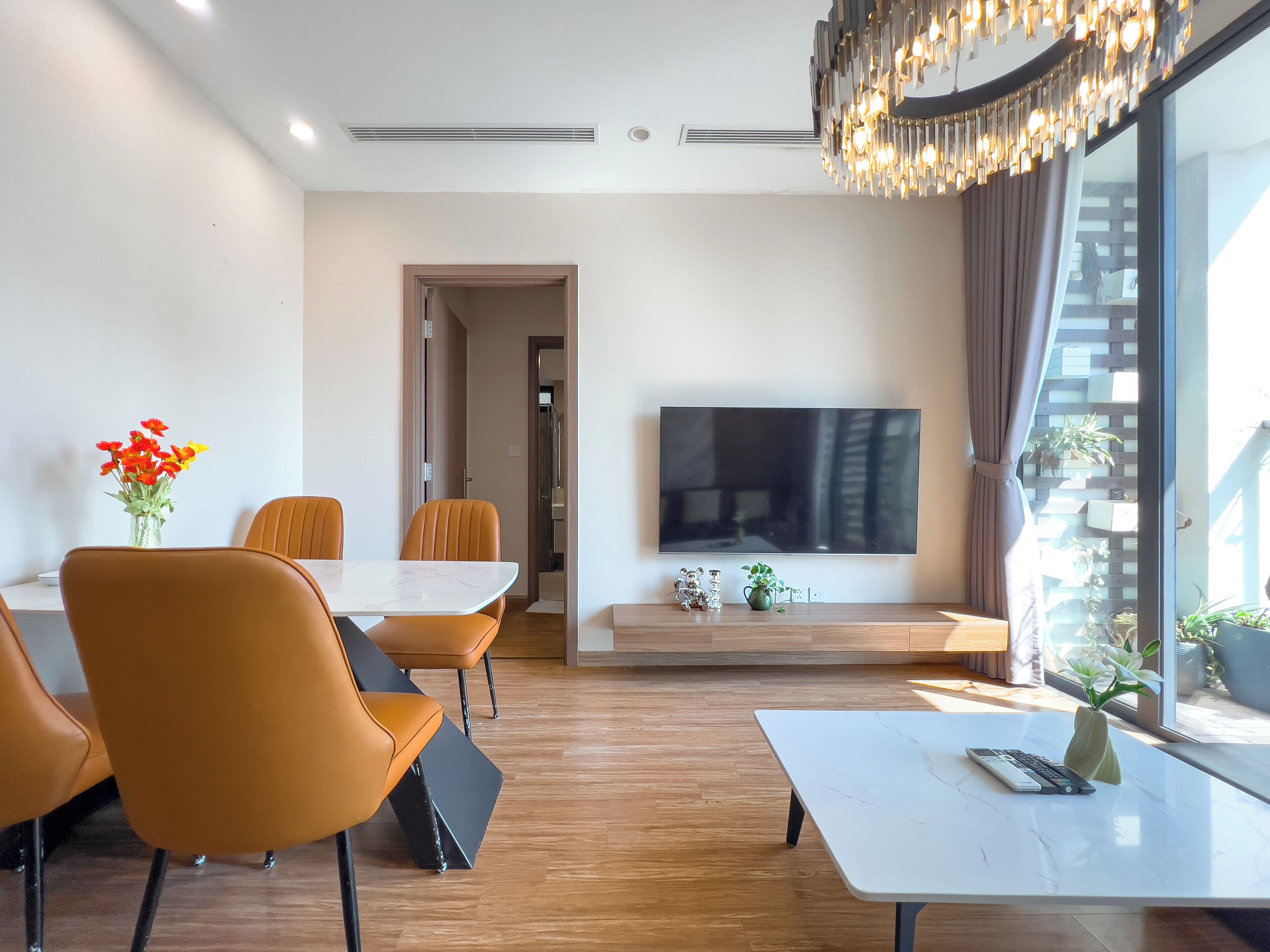 Luxe appartement, 2 slaapkamers, uitzicht op de stad, in toren | Woonruimte | Een 55-inch smart-tv met digitale zenders en televisie