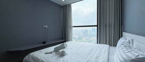 Luxury Apartment, 3 Bedrooms, Lake View, Tower | Premium bedding, down comforters, memory foam beds