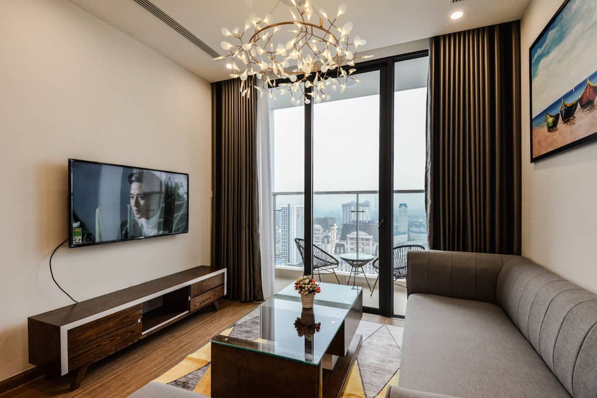 Appartamento Luxury, 3 camere da letto, vista lago, piano elevato | Area soggiorno | Smart TV 55 pollici con canali digitali, TV