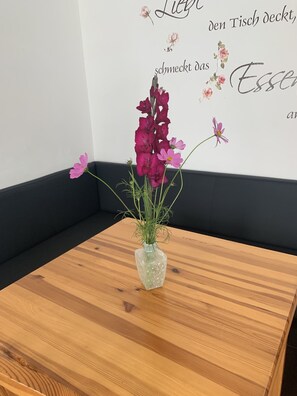 Doppel- oder Zweibettzimmer | Wohnbereich | 40-Zoll-Flachbildfernseher mit Satellitenempfang, Fernseher