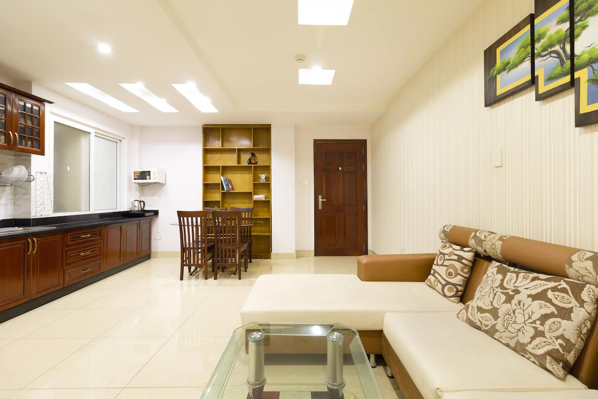 Apartamento sénior | Escritorio, sistema de insonorización, tabla de planchar con plancha