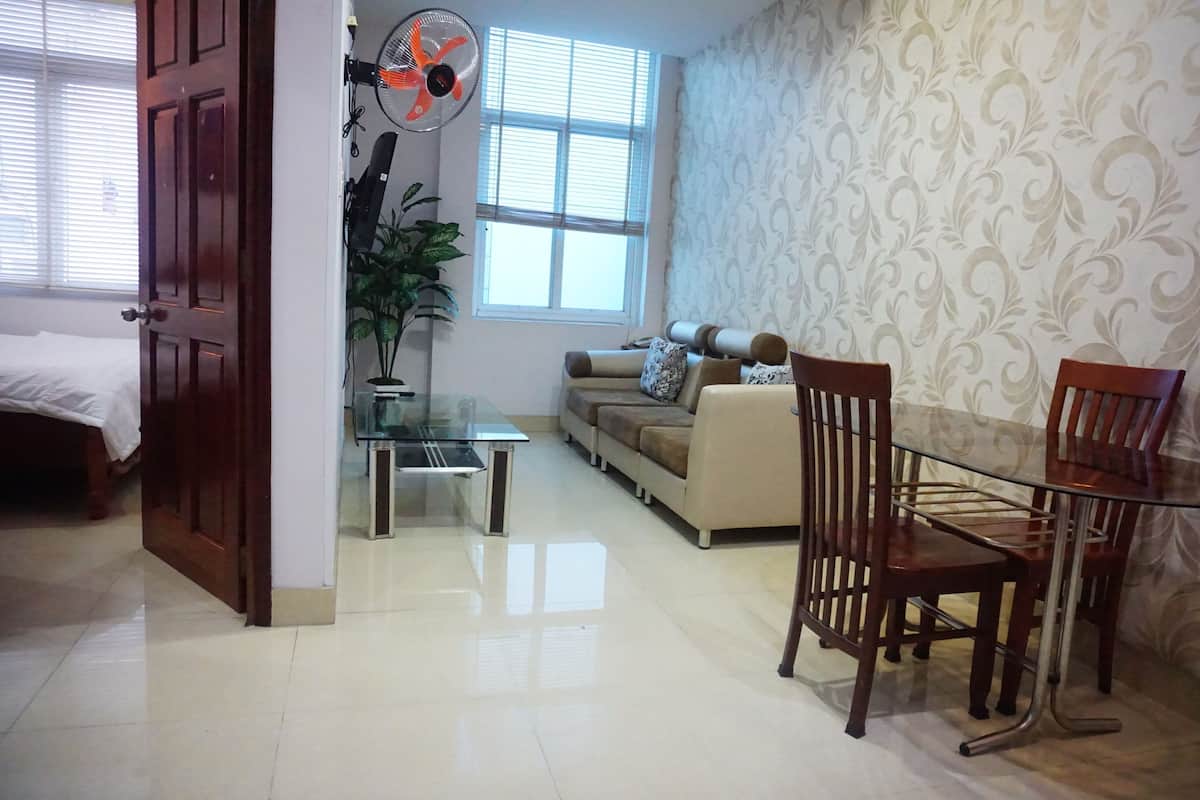 Apartamento básico | Escritorio, sistema de insonorización, tabla de planchar con plancha
