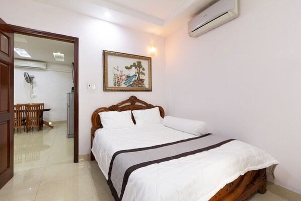 Desk, soundproofing, iron/ironing board, free WiFi