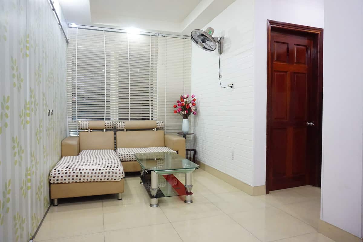 Apartamento estándar | Escritorio, sistema de insonorización, tabla de planchar con plancha