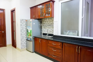 Fridge, microwave, stovetop, cookware/dishes/utensils - Melody of Airport - The Transit (Ho Chi Minh City)