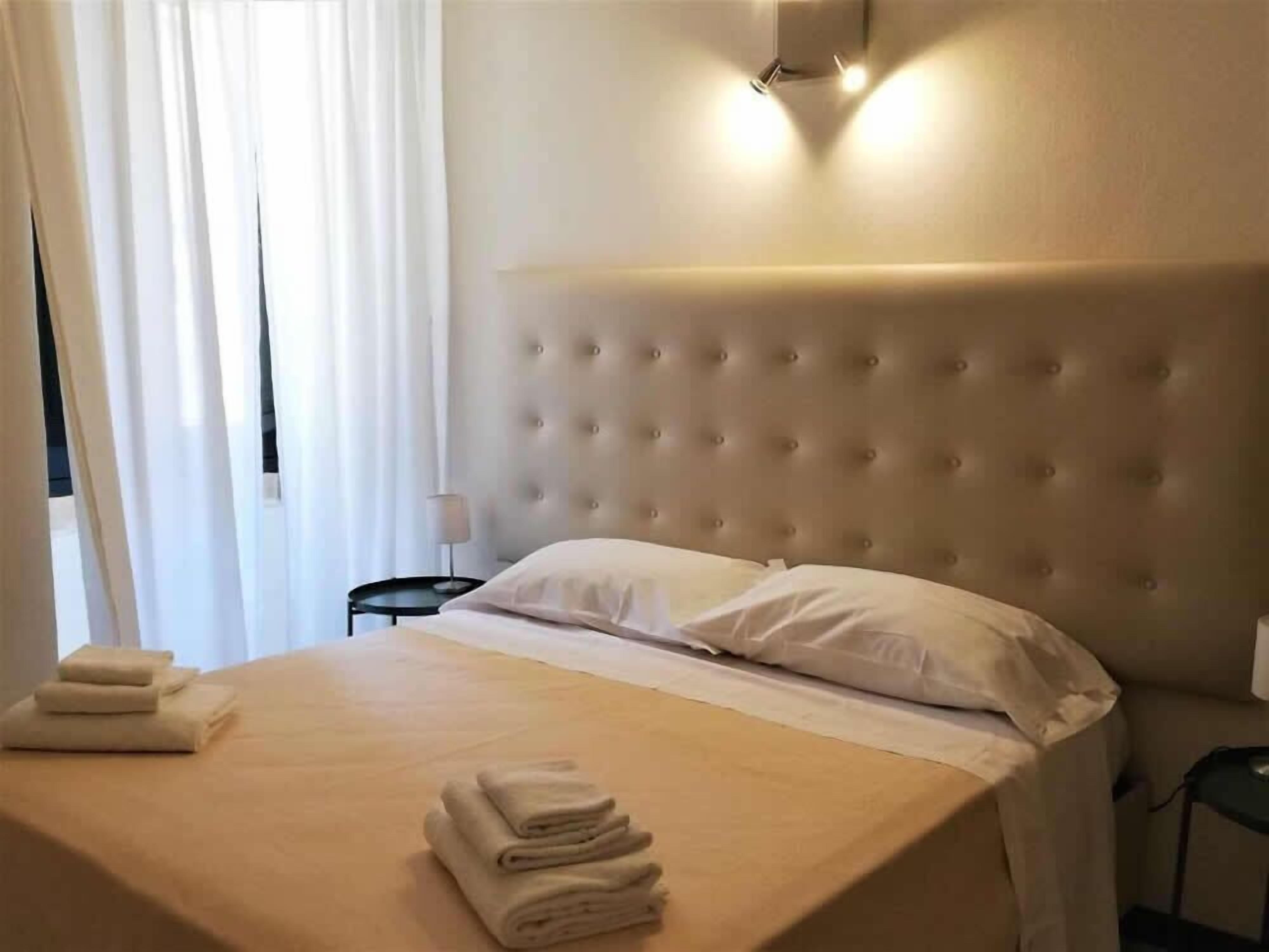 Minibar, brankas, meja kerja, dan tirai kedap cahaya