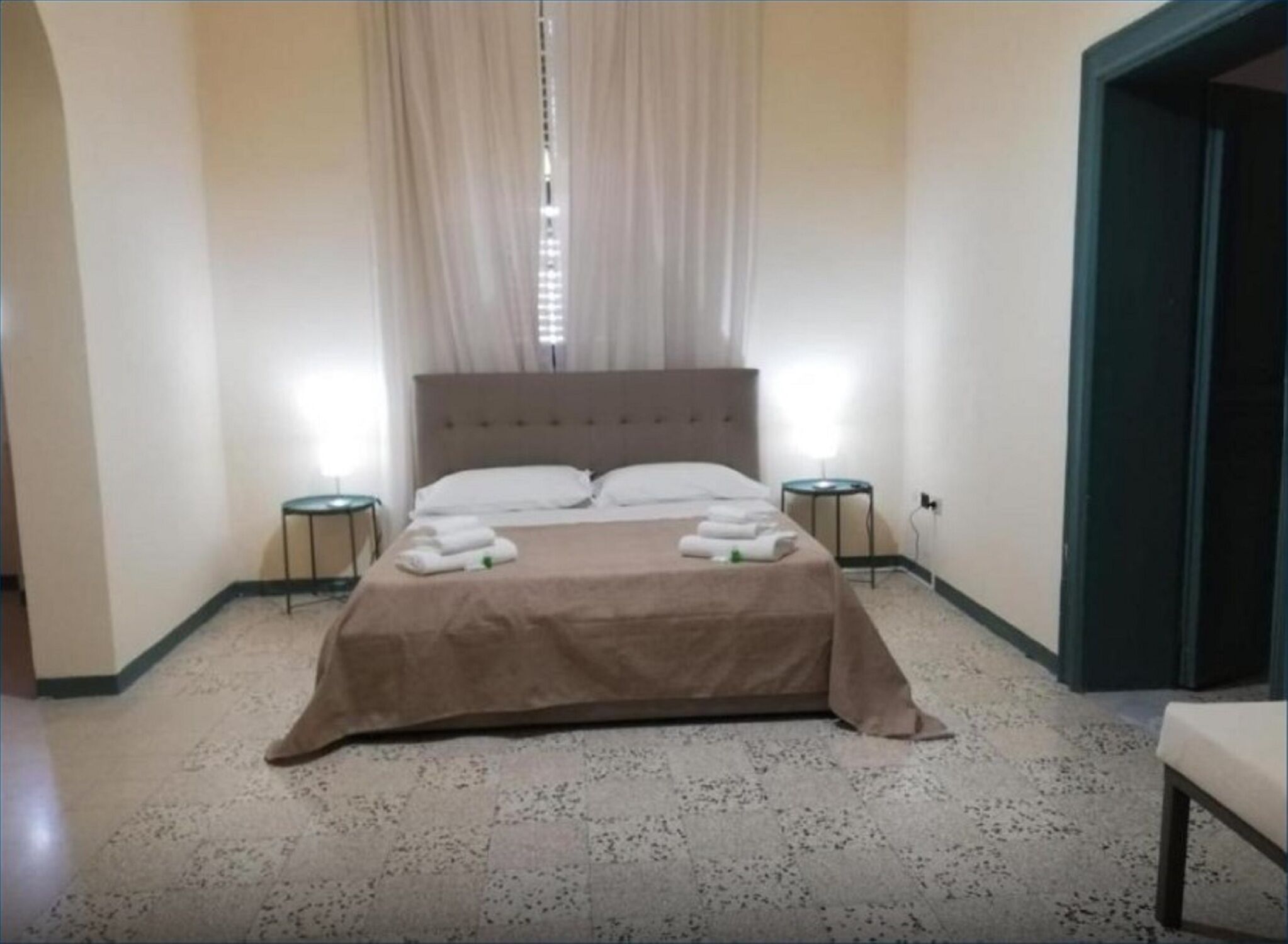 Minibar, brankas, meja kerja, dan tirai kedap cahaya