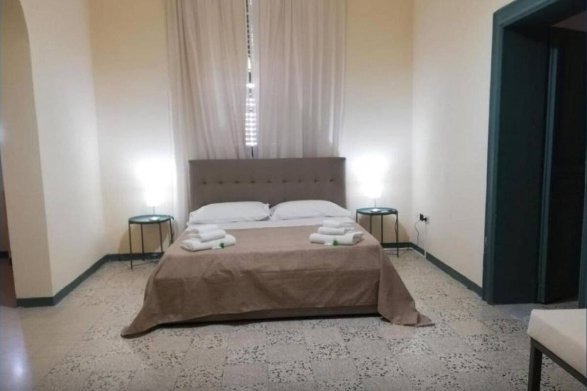 Minibar, brankas, meja kerja, dan tirai kedap cahaya