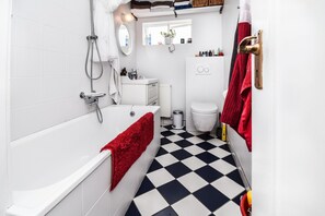 Apartamento família, 3 quartos, sacada | Banheiro | Banheira, secador de cabelo, toalhas de banho, shampoo