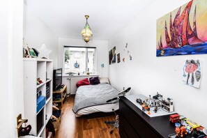 Apartamento família, 3 quartos, sacada | 3 quartos, berços (sobretaxa), Wi-Fi de cortesia, roupa de cama