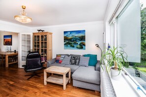 Apartamento família, 3 quartos, sacada | Área de estar | TV de tela plana