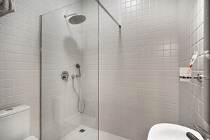 Suite | Bathroom | Free toiletries, slippers, towels, shampoo