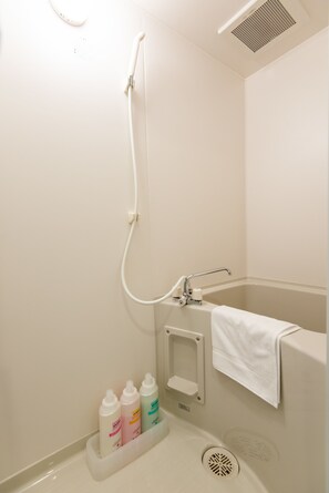 Combined shower/bathtub, free toiletries, hair dryer, slippers - MP HOTELS Nagasaki Mizubenomori (Nagasaki)