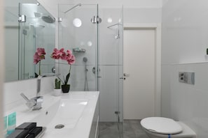 Classic-paritalo, patio | Kylpyhuone | Suihku, designer-hygieniatuotteet, hiustenkuivaaja, pyyhkeet