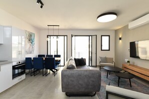 Luxury-Apartment, Balkon | Wohnbereich | 52-Zoll-Smart-TV mit Satellitenempfang, Fernseher, Netflix