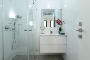Luxury Apartment, Balcony | Bathroom | Shower, designer toiletries, hair dryer, towels - AirTLV Deluxe Jaffa Apartments (Tel Aviv)