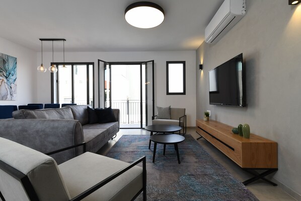 Luxury-Apartment, Balkon | Wohnbereich | 52-Zoll-Smart-TV mit Satellitenempfang, Fernseher, Netflix