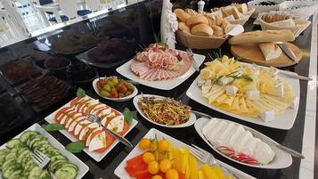 Sudah termasuk sarapan prasmanan setiap hari