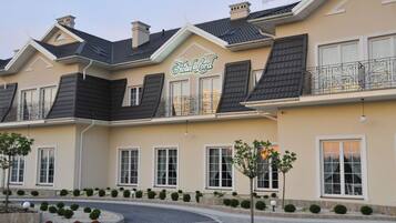 Vista frontal de la propiedad por la tarde o noche