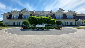 Vista frontal de la propiedad