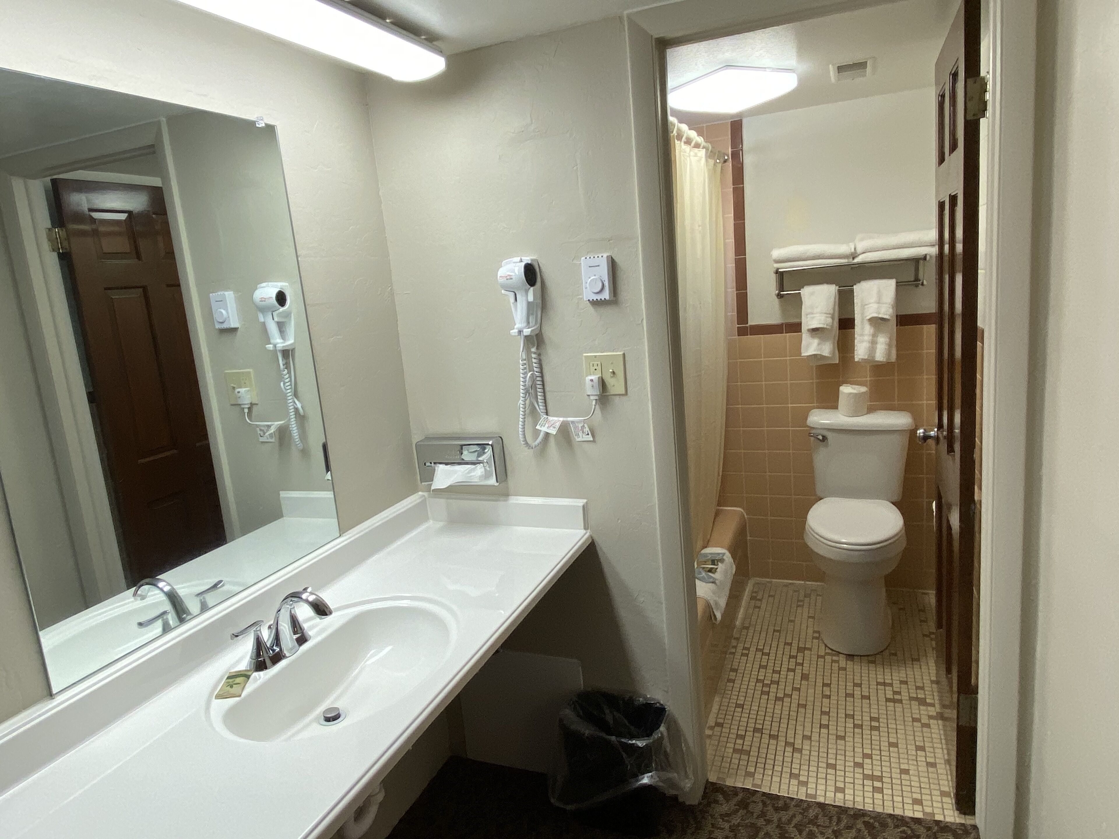 standard single room | bathroom | combined shower/bathtub, towels, soap, shampoo