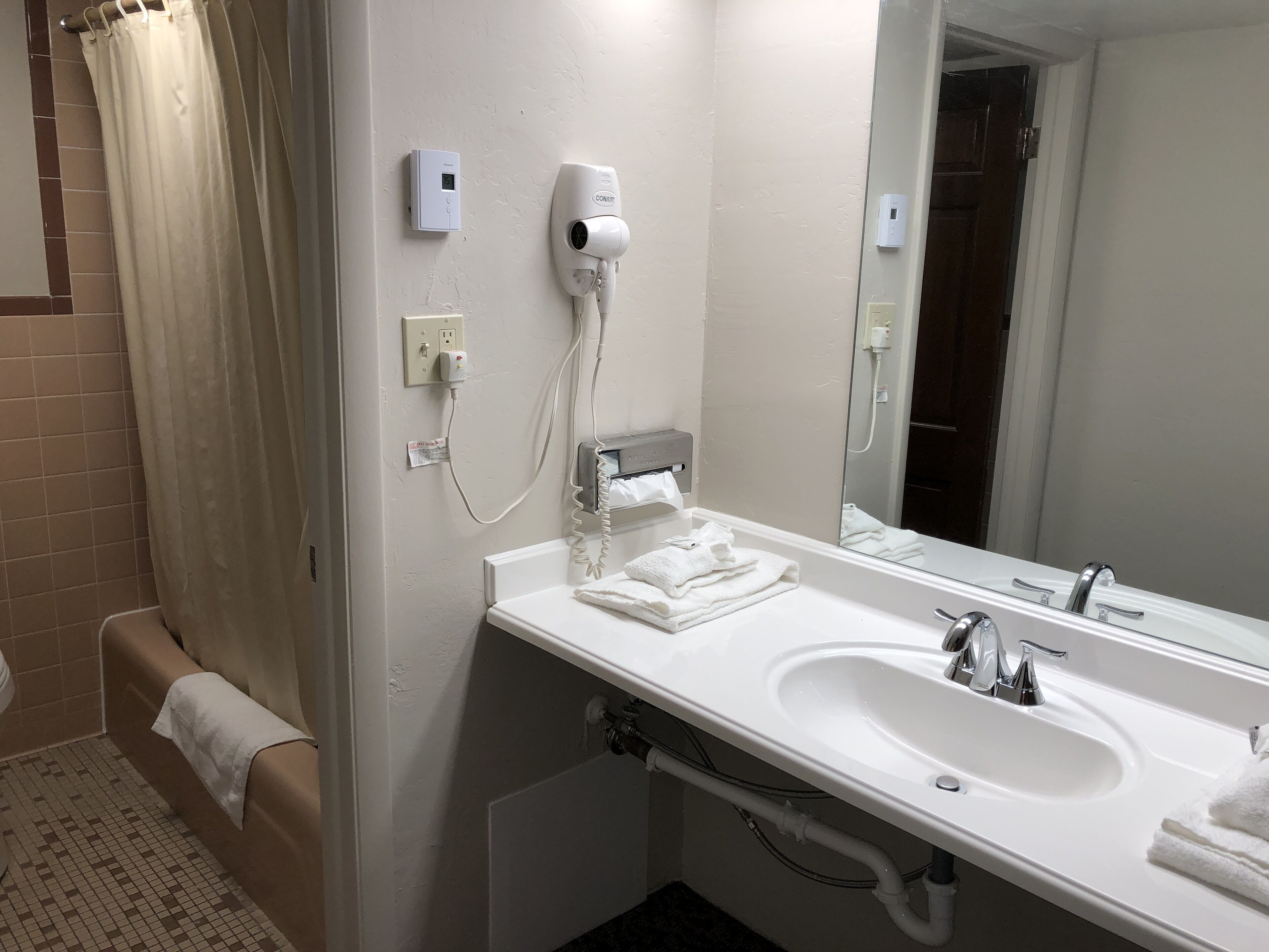 standard single room | bathroom | combined shower/bathtub, towels, soap, shampoo
