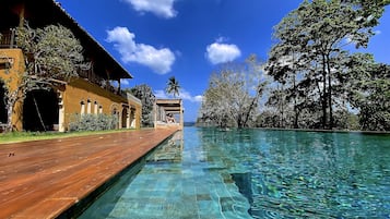 Hồ bơi ngoài trời