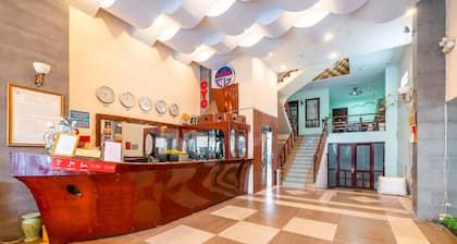 Super OYO 266 Golden Gate