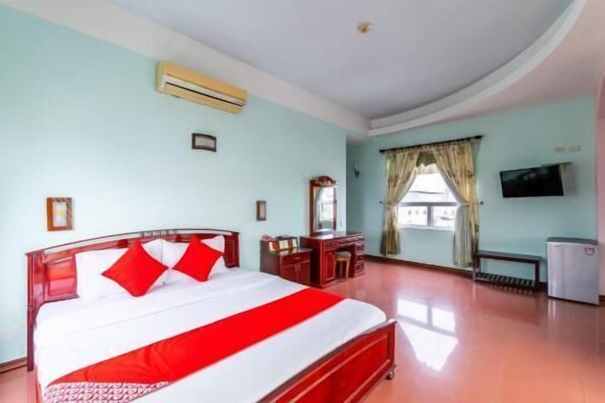 Minibar, desk, free WiFi
