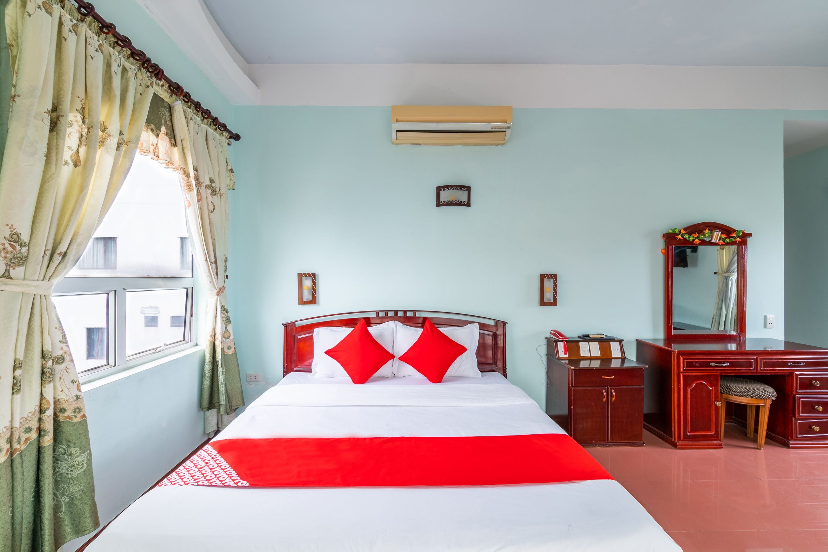 deluxe double room | minibar, desk, free wifi