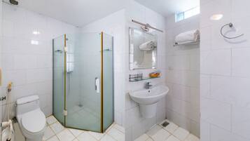 Superior Quadruple Room | Bathroom | Shower, slippers, bidet, towels